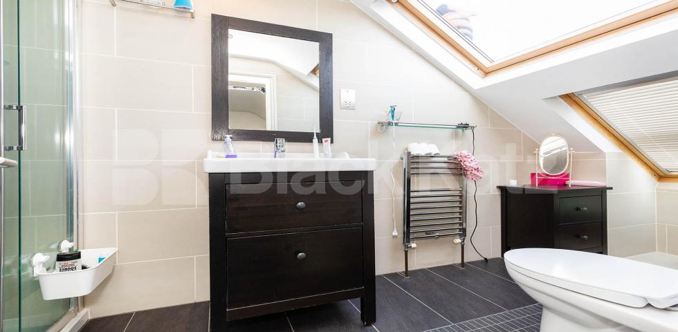 			FAMILYS ONLY, 4 Bedroom, 1 bath, 1 reception House			 Edison Road, Crouch End